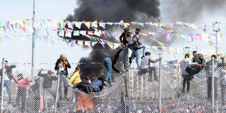 2.5 ton odun yakıldı, ‘Öcalan/PKK’ sloganları atıldı: 5 polis yaralı