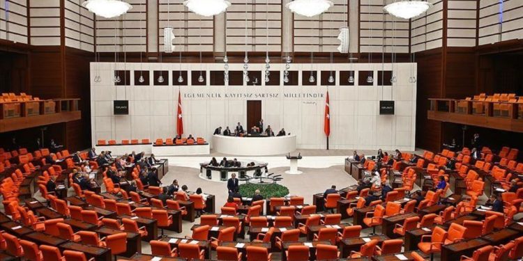 AK Parti’den çocuk ve aile adımı: Çocuklara yasayla koruma, aileye anayasa maddesi
