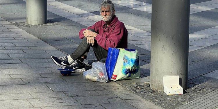 Almanya’da 10 yıldır sokaklarda kalan Peter Schmidt yaşadıklarını anlattı