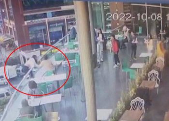 AVM’nin terasından atlayan kadına engel olunamadı