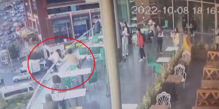 AVM’nin terasından atlayan kadına engel olunamadı