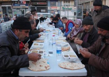 Deprem bölgesinde ilk iftar
