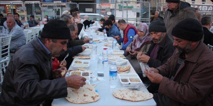 Deprem bölgesinde ilk iftar