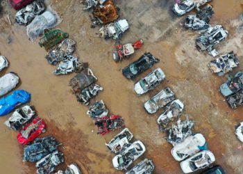 Enkazdan çıkarılan hasarlı araçlar sahiplerini bekliyor