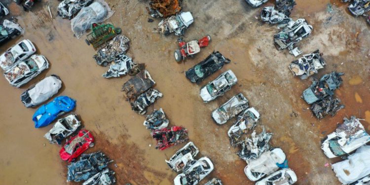 Enkazdan çıkarılan hasarlı araçlar sahiplerini bekliyor