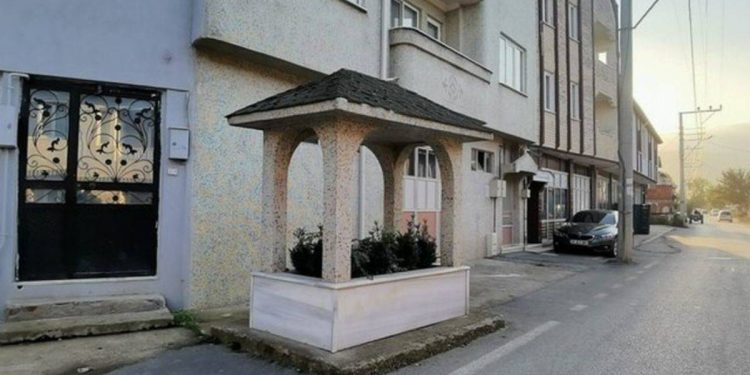 ‘Gizemli mezar’ ilçeyi ikiye böldü