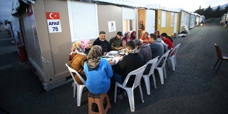 Hatay’daki konteyner kentte ilk iftar