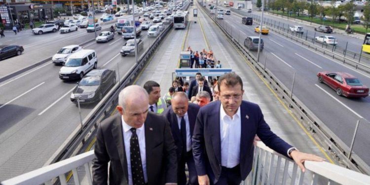 İmamoğlu: Tüm metrobüs yolunda bu konforu sağlamak istiyoruz