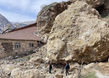İncirli köyündeki evlerin üzerine dev kayalar düştü