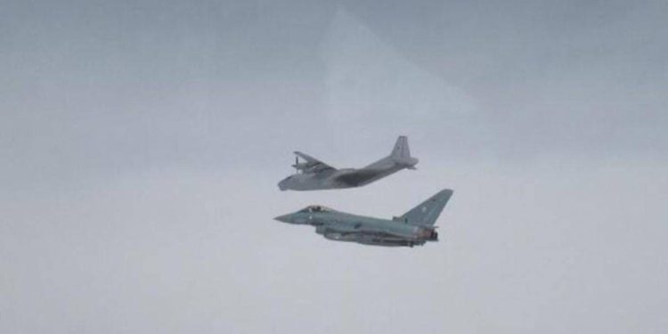 İngiliz, Alman ve Rus savaş uçakları arasında it dalaşı