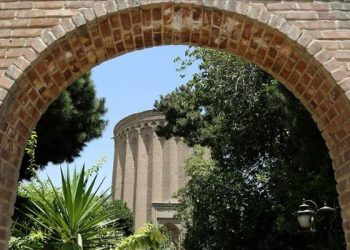 İranlı türbedar, Selçuklu’nun kurucusu Tuğrul Bey’in anıt mezarına evi gibi bakıyor