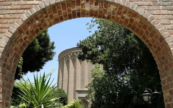İranlı türbedar, Selçuklu’nun kurucusu Tuğrul Bey’in anıt mezarına evi gibi bakıyor