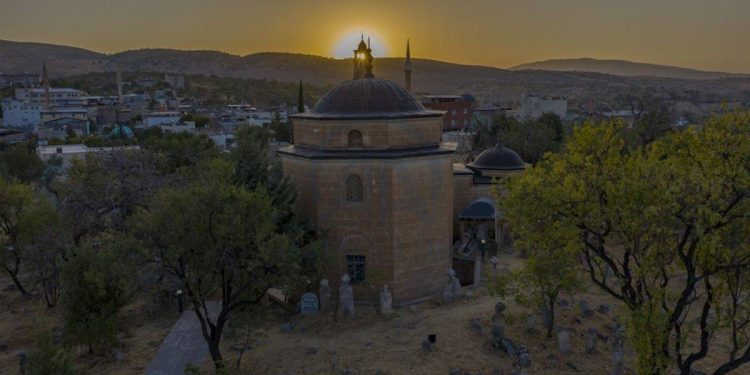‘Işık hadisesi’ni izlemek için sabah namazında bir araya geldiler