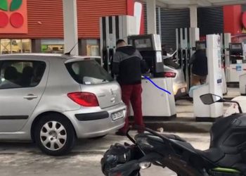 İstasyonu basıp istedikleri fiyattan benzin aldılar