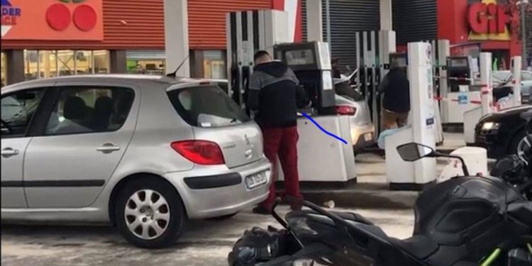 İstasyonu basıp istedikleri fiyattan benzin aldılar