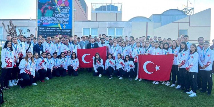 Kick boksta genç millilerden 49 madalya