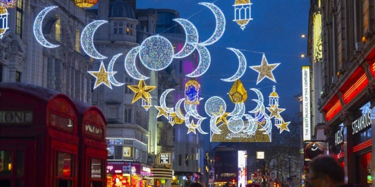 Londra’da ilk! Ünlü caddeye ramazan aydınlatması
