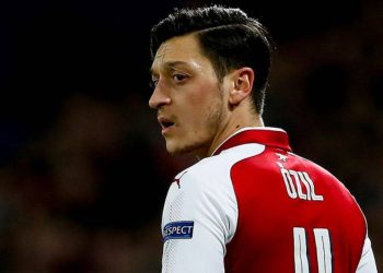 Mesut Özil futbolu bırakıyor mu?