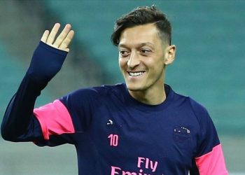 Mesut Özil futbolu bıraktı!