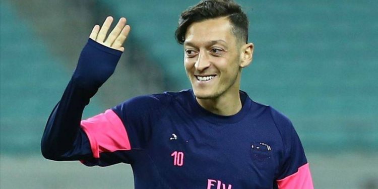 Mesut Özil futbolu bıraktı!