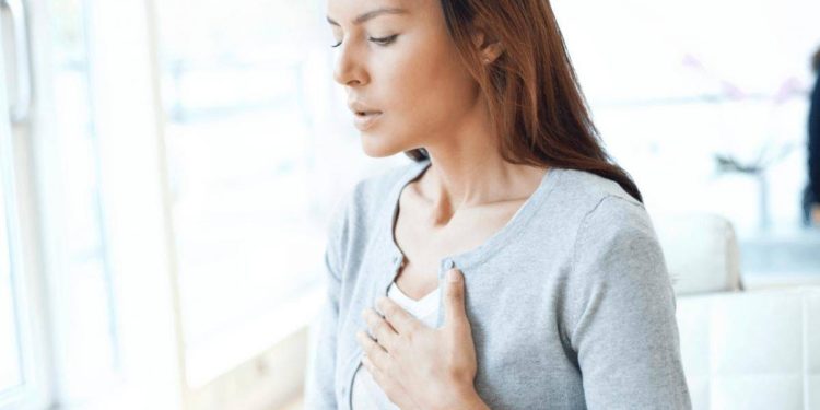 Panik atak nedir, nasıl anlaşılır, belirtileri nelerdir? Çarpıntı, terleme, korku panik atak belirtisi mi? Panik atağı önlemek için ne yapmak gerekir?