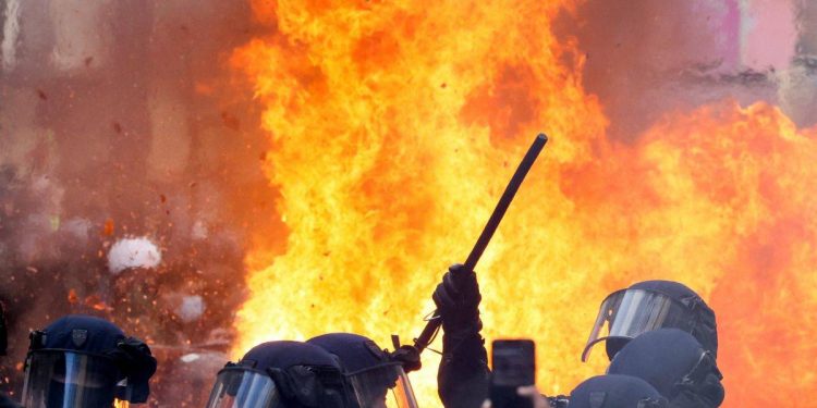 Paris alev alev! Başkentten iç savaş manzaraları