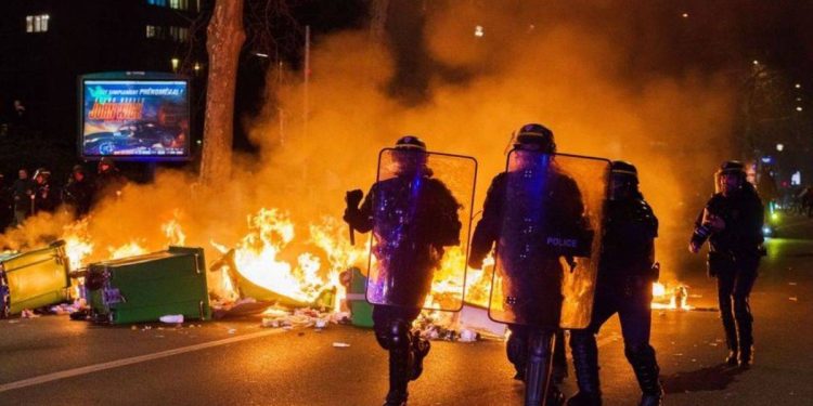 Paris kontrolden çıktı, başkent ateşe verildi!