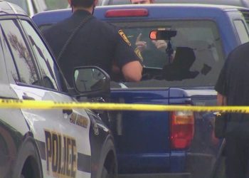 Sürücü koltuğundaki genci arabadan inmediği için vurdu