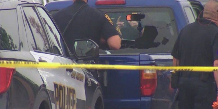 Sürücü koltuğundaki genci arabadan inmediği için vurdu