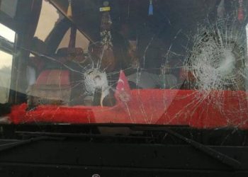 Taraftar otobüsüne kurşun yağdırdı