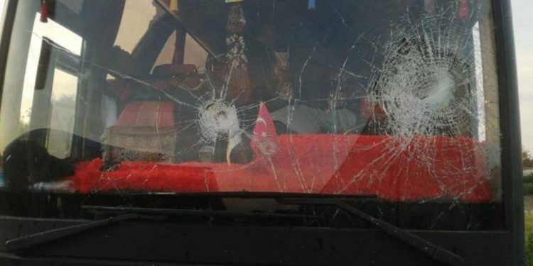 Taraftar otobüsüne kurşun yağdırdı
