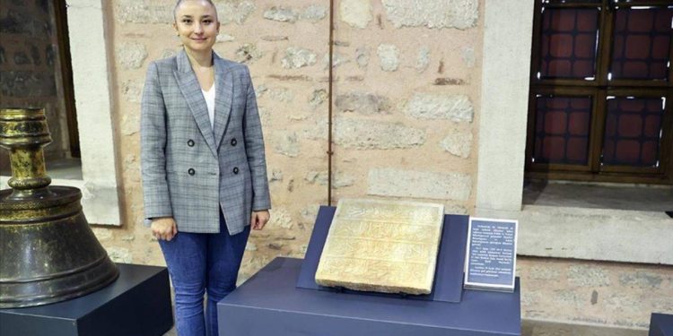 Tesadüfen öğrendi! Hollanda’ya kaçırılan kitabe dedesinin yaptırdığı camiye ait çıktı