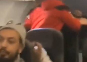 Uçağa alkollü bindi tepki gecikmedi: “Uçağın dengesini bozacaksınız”