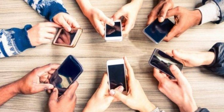 Uzmanı uyardı: Aşırı cep telefonu kullananlar nedeniyle vakalarda artış olacak