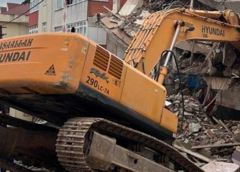 Yıkım sırasında iş makinesi kazası