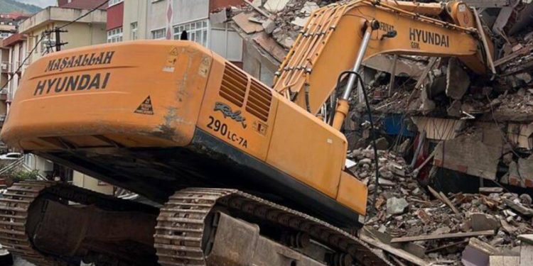 Yıkım sırasında iş makinesi kazası