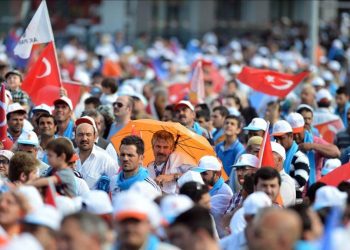 AK Parti seçmeni hem destekler, hem de eleştirir