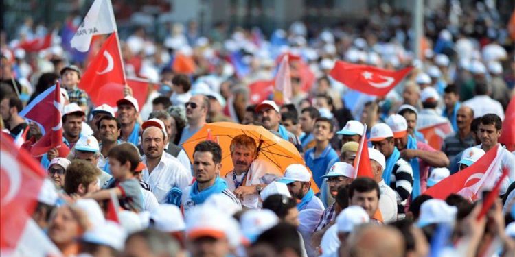 AK Parti seçmeni hem destekler, hem de eleştirir