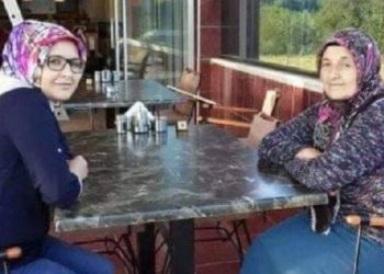 Anne ve anneannesini öldürüp, ceset parçalarını camdan attı