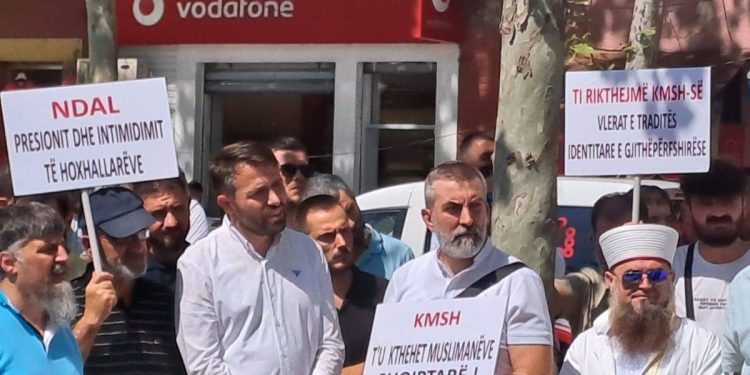 Arnavutluk’taki Müslümanlardan FETÖ protestosu
