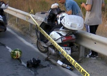 Beton mikseri ile bariyer arasında sıkışan motosiklet sürücüsü öldü