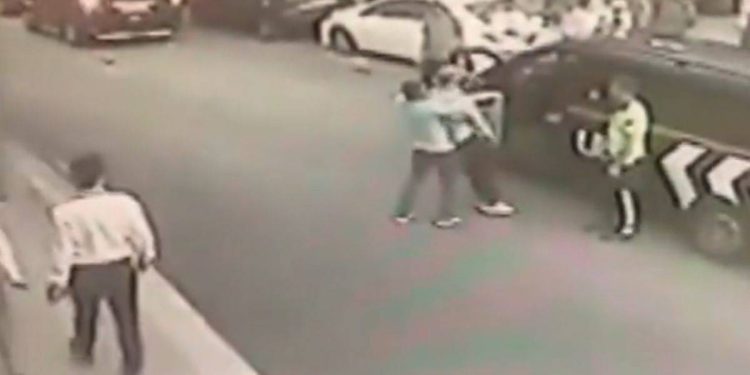 Boğazına sakız kaçtı, 3 kişi kurtarmak için çabaladı