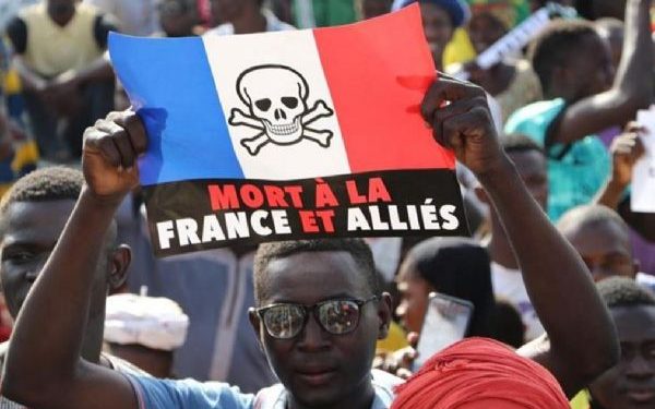 Fransa Afrika’dan kovuluyor! İkinci emre kadar durduruldu