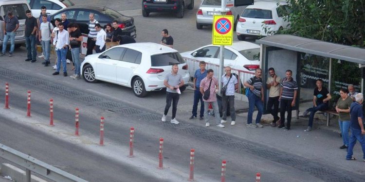 İzmir’de grevin ikinci günü: Duraklarda yoğunluk yaşanıyor