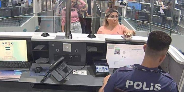 Kadın yolcu iç çamaşırında pırlanta ile yakalandı