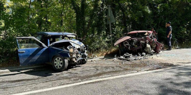 Kafa kafaya çarpıştılar: 2’si ağır, 3 yaralı