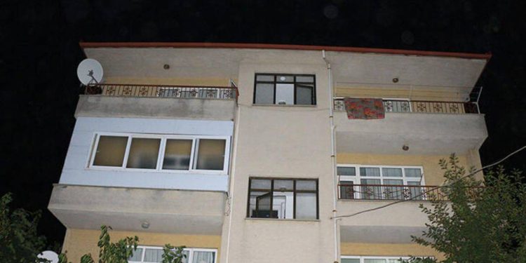 Kocasını tüfekle öldürdü
