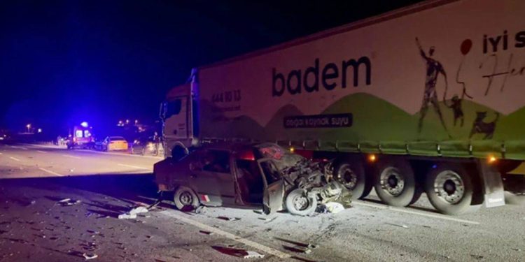 Lastik değişimi sırasında zincirleme kaza: 2 ölü, 9 yaralı