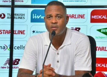 Patrick Kluivert: 10 kişi kaldıktan sonra takımımla daha çok gurur duydum
