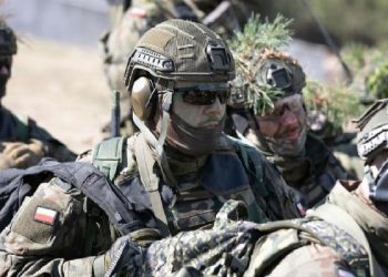 Polonya Belarus sınırındaki asker sayısını artırıyor